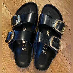 Women’s size 8 Arizona big buckle gold